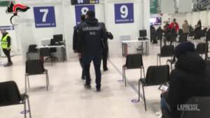 Napoli, infermieri simulavano inoculazione vaccino a no-vax: arrestati