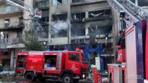 Atene, esplosione in un palazzo: decine di vetrine in frantumi