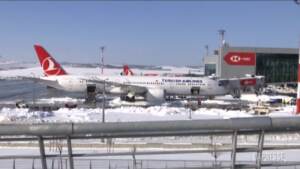 Istanbul, neve sulla città ma ripartono i primi voli