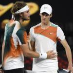 Australian Open: Sinner s’inchina a Tsitsipas, greco in semifinale con Medvedev
