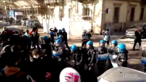 Incidenti Lavoro, studenti in piazza a Torino: tensioni con polizia