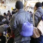 Migranti: Geo Barents ad Augusta, tamponi e poi lo sbarco di 439 persone