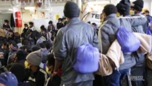 Migranti: Geo Barents ad Augusta, tamponi e poi lo sbarco di 439 persone