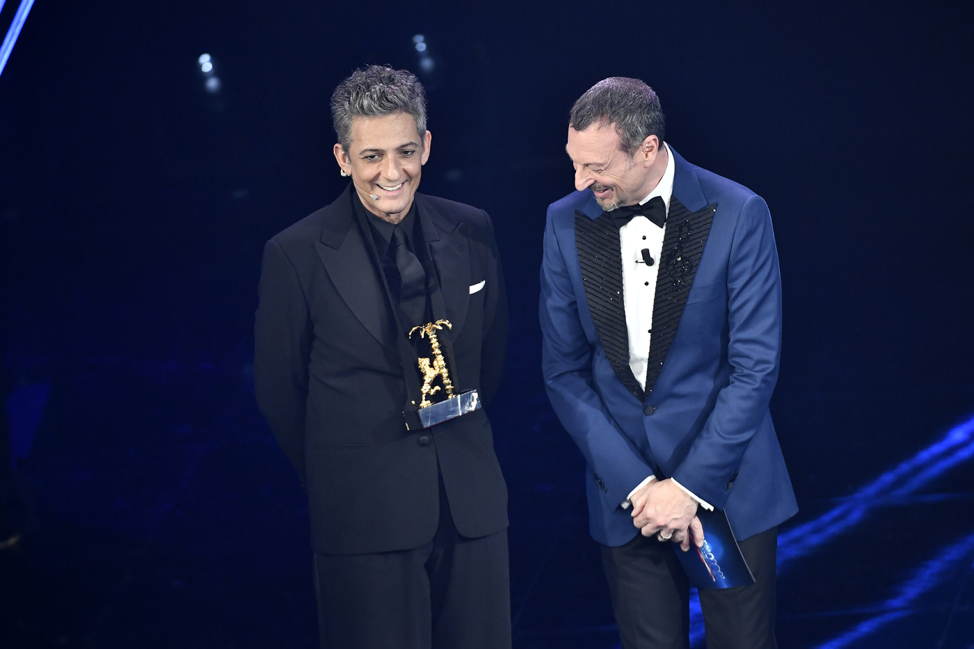 Sanremo: Amadeus bussa, Fiorello apre in accappatoio e bigodini
