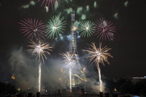 Francia, fuochi d'artificio durante le celebrazioni del Giorno della Bastiglia