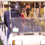 Sanremo: Amadeus si rilassa prima del Festival, eccolo alla guida di una golf car