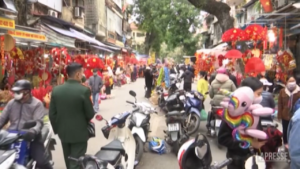 Hanoi, i vietnamiti si preparano al Capodanno Lunare