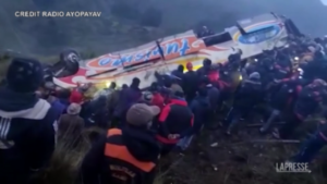 Bolivia, bus cade in una scarpata: 11 morti e 18 feriti
