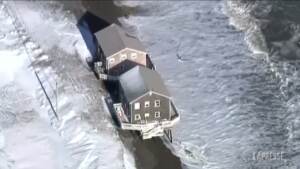 Usa, violenta tempesta di neve in Massachusetts: le immagini della costa imbiancata