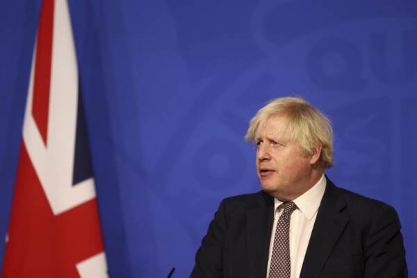 Partygate, Johnson non fa un passo indietro: “Mi scuso ma il governo merita fiducia”