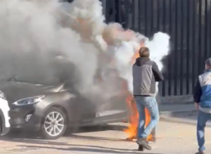Cosenza, un insegnante si dà fuoco davanti alla caserma dei carabinieri