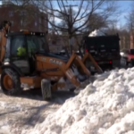 Usa, oltre 60 centimetri di neve in Massachusetts: trattori per spalare a Boston