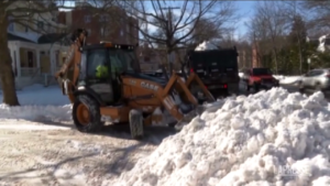 Usa, oltre 60 centimetri di neve in Massachusetts: trattori per spalare a Boston