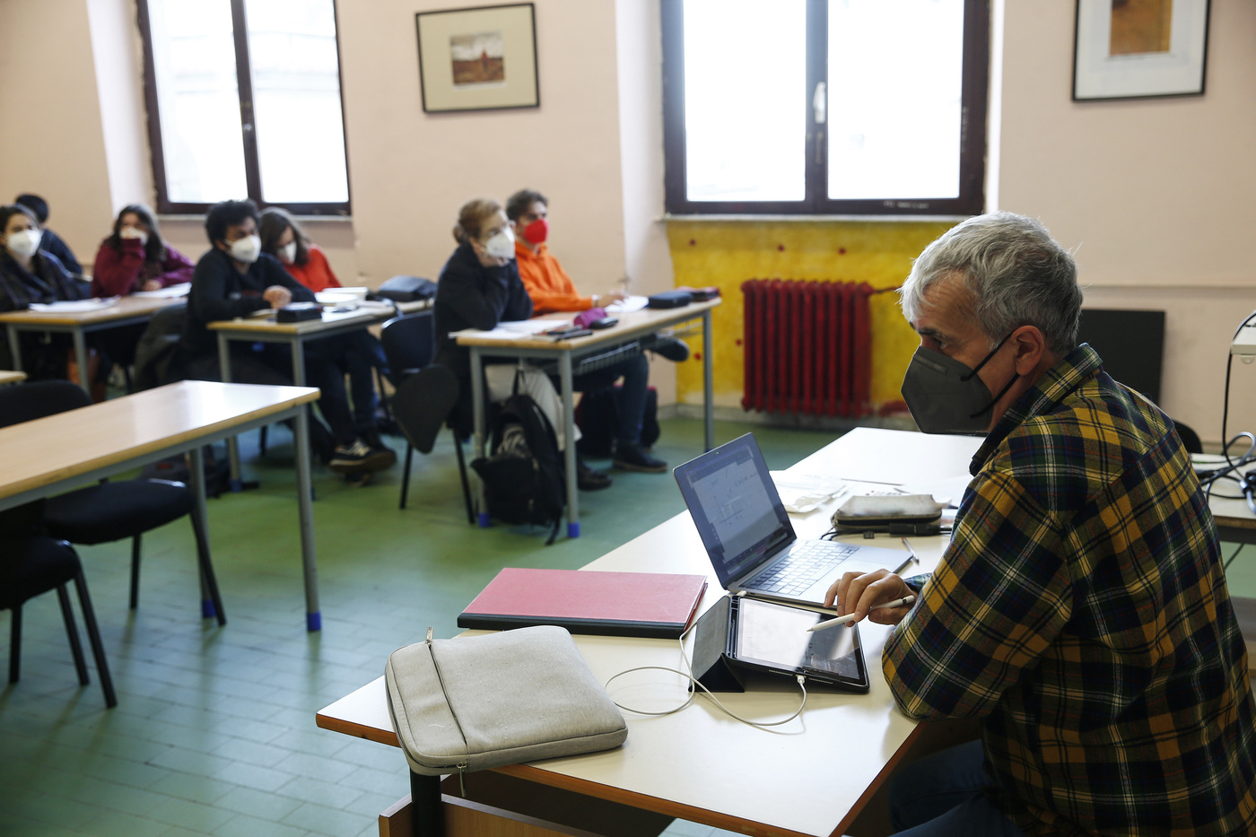Scuola, le nuove regole Covid: niente più dad per i positivi e stop all’obbligo di mascherina
