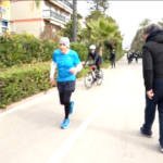 Sanremo, Gianni Morandi fa jogging tra lo stupore dei fan