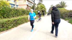 Sanremo, Gianni Morandi fa jogging tra lo stupore dei fan