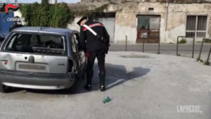 Napoli, ricettazione e riciclaggio di auto: 17 arresti