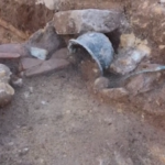 Elmi e armi di guerrieri del VI secolo a.C. ritrovati nel parco archeologico di Velia