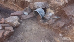 Elmi e armi di guerrieri del VI secolo a.C. ritrovati nel parco archeologico di Velia