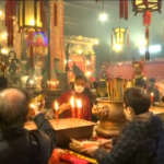 Hong Kong, folla per il Capodanno lunare al Man Mo Temple nonostante la pandemia
