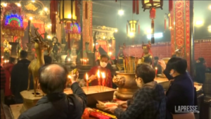 Hong Kong, folla per il Capodanno lunare al Man Mo Temple nonostante la pandemia