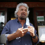 Grillo media tra Conte e Di Maio: rinunciare a sé per il bene di tutti. Un endorsement per l’ex premier