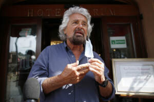 Grillo media tra Conte e Di Maio: rinunciare a sé per il bene di tutti. Un endorsement per l’ex premier