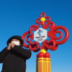 Pechino saluta il nuovo Anno della Tigre: selfie davanti all’installazione per le Olimpiadi