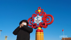 Pechino saluta il nuovo Anno della Tigre: selfie davanti all’installazione per le Olimpiadi