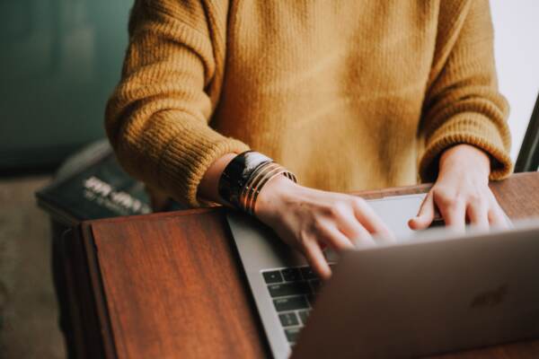 Istat: nel paniere spuntano tamponi e sedia da pc per smartworking e Dad