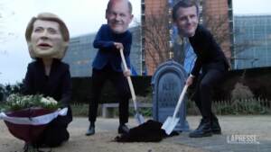 Bruxelles, protesta ambientalista contro l’etichettatura energetica della Ue