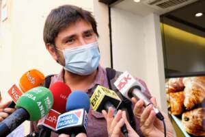 M5S, Alessandro Di Battista ricompare nei pressi degli uffici parlamentari dei gruppi della Camera dei Deputati