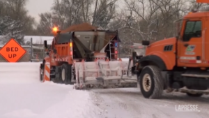 Usa, tempesta di neve in Colorado: spazzaneve al lavoro