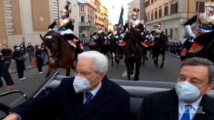 Mattarella, l’arrivo al Quirinale a bordo della lancia Flaminia assieme a Draghi