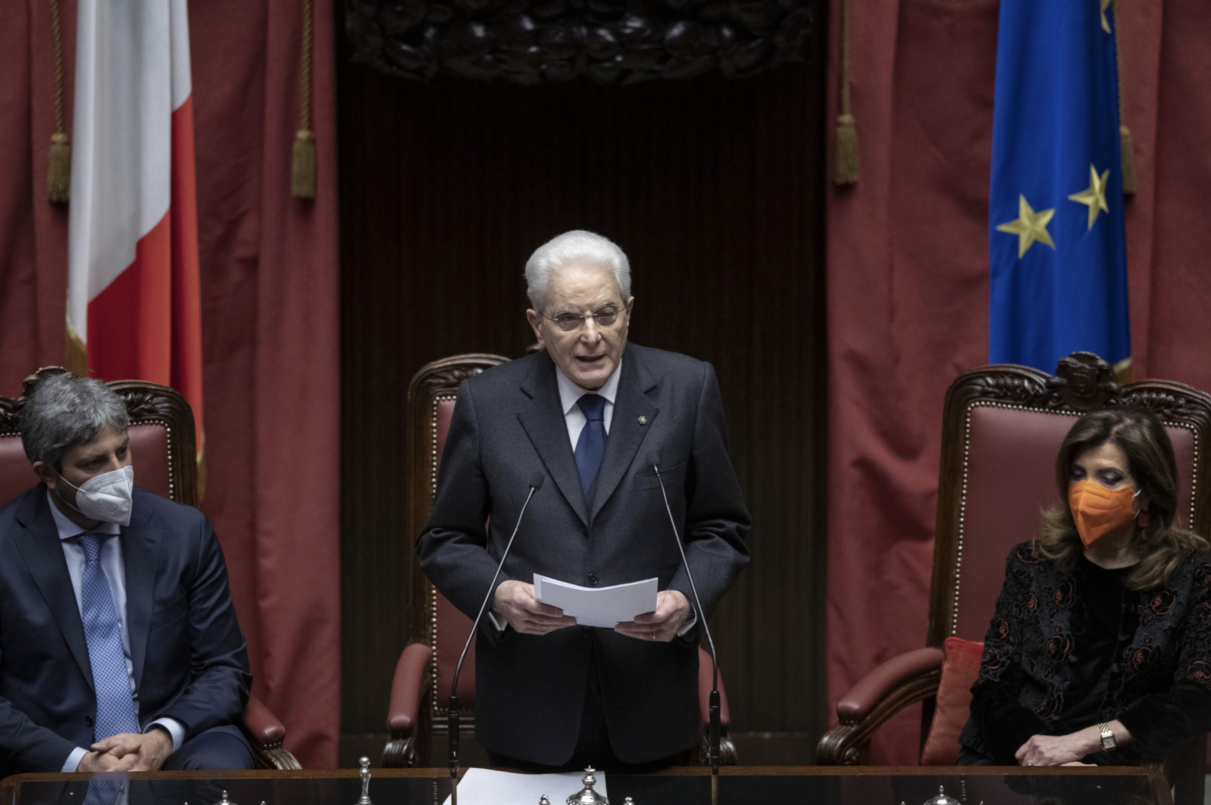 Mattarella ha giurato, poi il discorso: “Costruire l’Italia del dopo emergenza. I responsabili del futuro siamo noi”