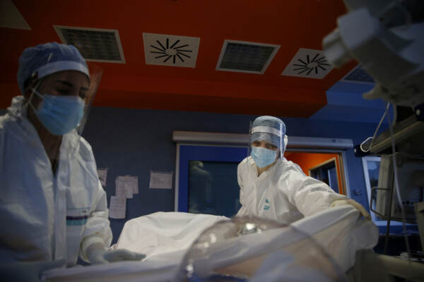 Le terapie intensive tornano a riempirsi prevalentemente di pazienti non vaccinati
