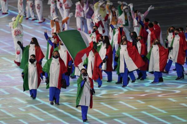 Giochi olimpici invernali 2022 al via: l'Italia sfila con mantella tricolore