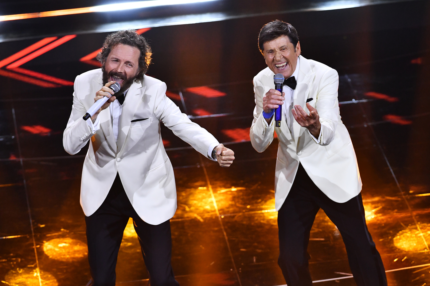 Jovanotti duetta con Morandi e infiamma l’Ariston
