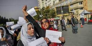 Afghanistan: une quinzaine de femmes manifestent à Kaboul, décidées à ne pas «capituler»