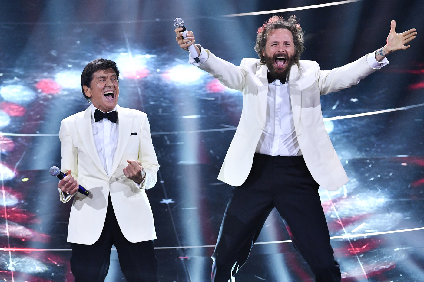 Sanremo, la serata delle cover: Morandi-Jovanotti show, in testa sempre Mahmood e Blanco