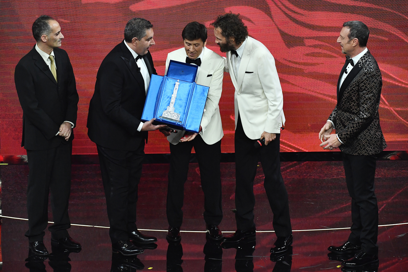 Sanremo: Gianni Morandi vince serata cover Sanremo: Gianni Morandi vince serata cover