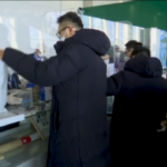 Pechino, lunghe code per accaparrarsi i francobolli esclusivi dei Giochi Olimpici