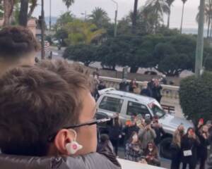 Sanremo: Mahmood e Blanco sorprendono i fan e cantano ‘Brividi’ dal balcone dell’hotel