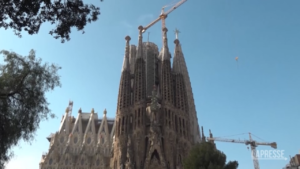Barcellona, alla Sagrada Familia tornano i turisti e procede la costruzione