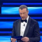 Sanremo, giallo Ferilli: Amadeus la chiama e lei non si presenta. E dal backstage dice: “Pezzo di m….”