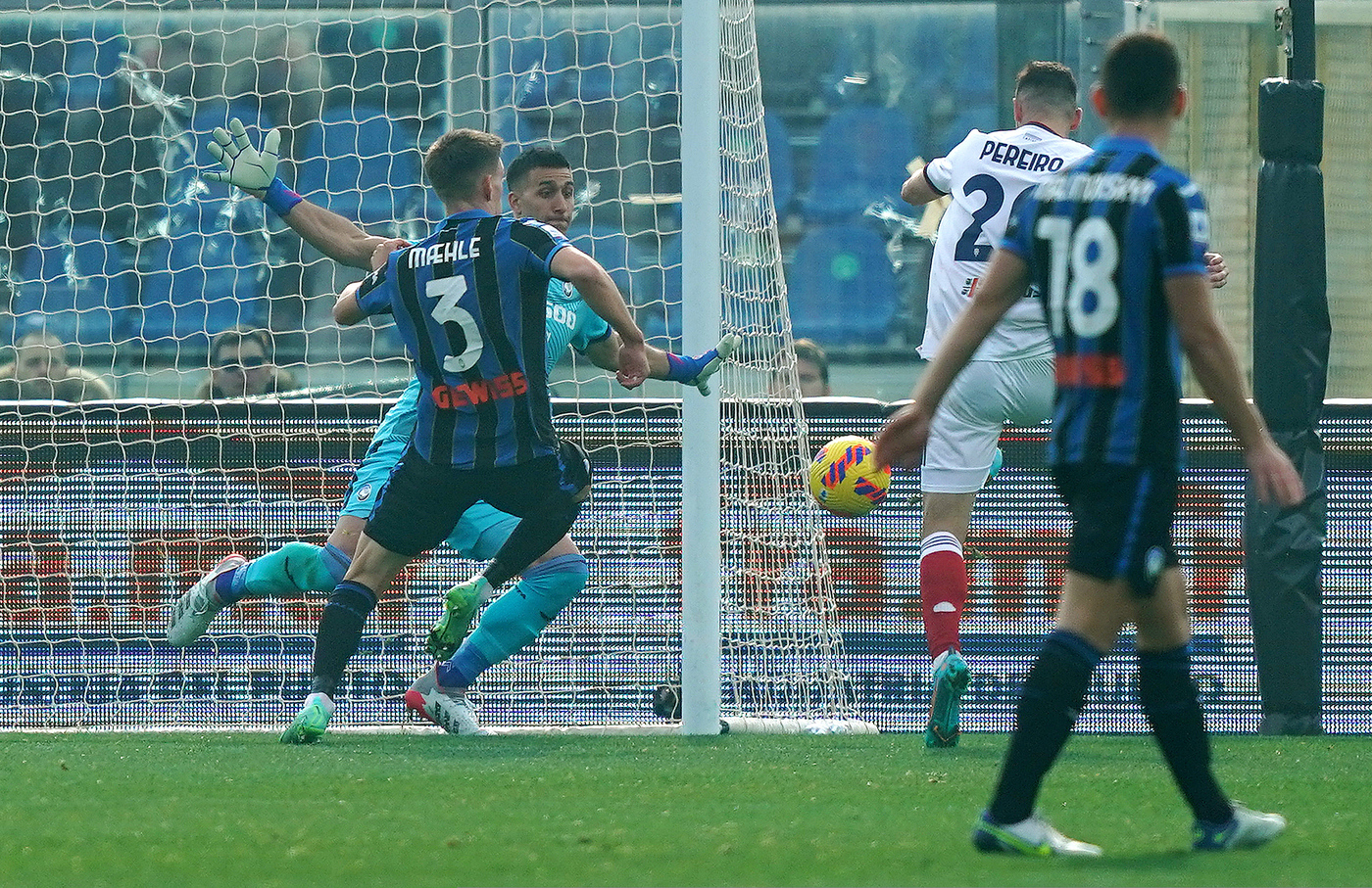 Serie A, Cagliari corsaro con super Pereiro: Atalanta ko 2-1 in casa