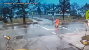 Maryland: salva studentessa sulle strisce pedonali da auto in corsa, ma viene travolta