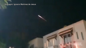 Messico, a Cabo San Lucas un ufo illumina il cielo notturno