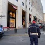 Milano, il vento rischia di staccare una insegna: chiusa Piazza San Babila