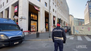 Milano, il vento rischia di staccare una insegna: chiusa Piazza San Babila